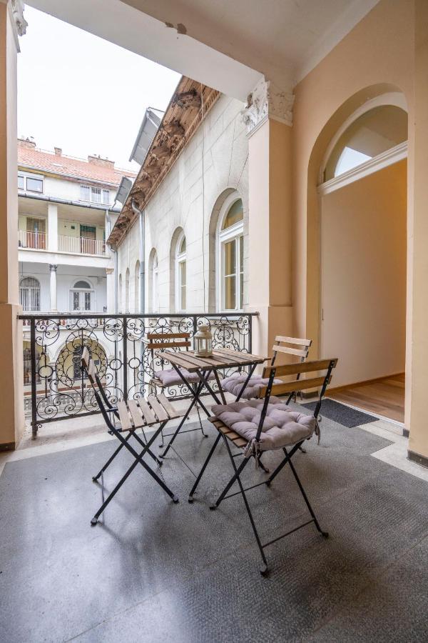 Spacious & Cozy Central Apartment W/ Terrace Budapest Eksteriør billede